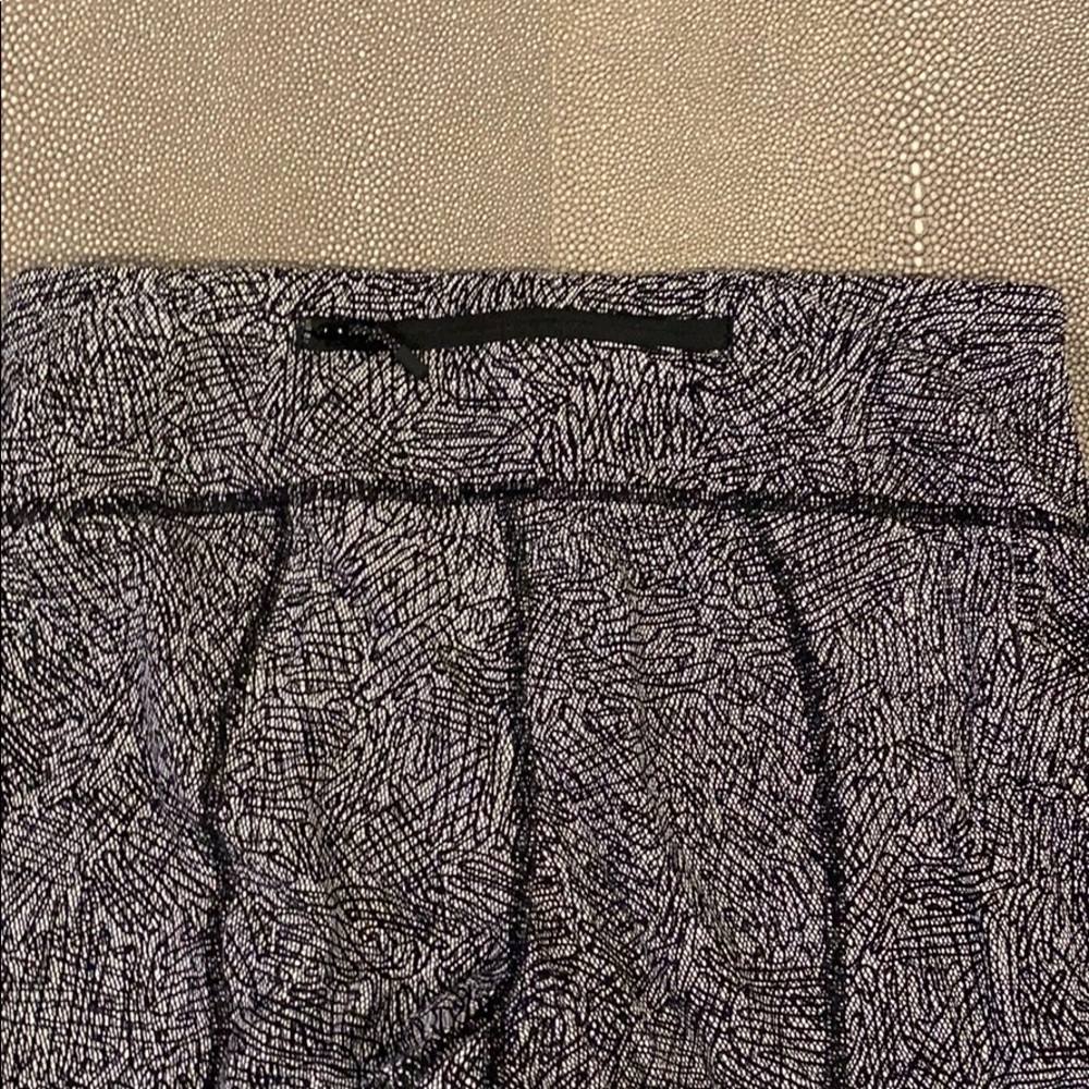 Lululemon black and white cropped leggings - Picture 4 of 4